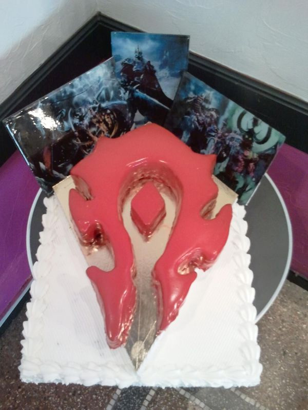 Un gâteau d'anniversaire de la horde.  Screenshot de Phoenix.