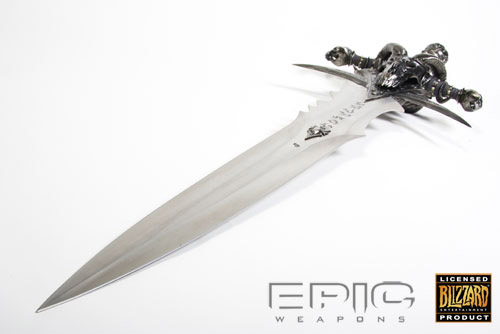 Reproduction de l'épée Frostmourne réalisée par Epic Weapons et Blizzard (sortie avril/mai 2008).