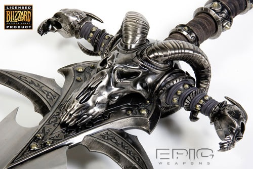 Reproduction de l'épée Frostmourne réalisée par Epic Weapons et Blizzard (sortie avril/mai 2008).