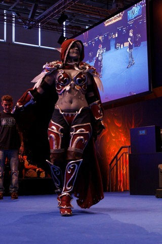 Photo du concours de costumes sur le stand Blizzard lors de la Gamescom 2011. Image de Blizzard.