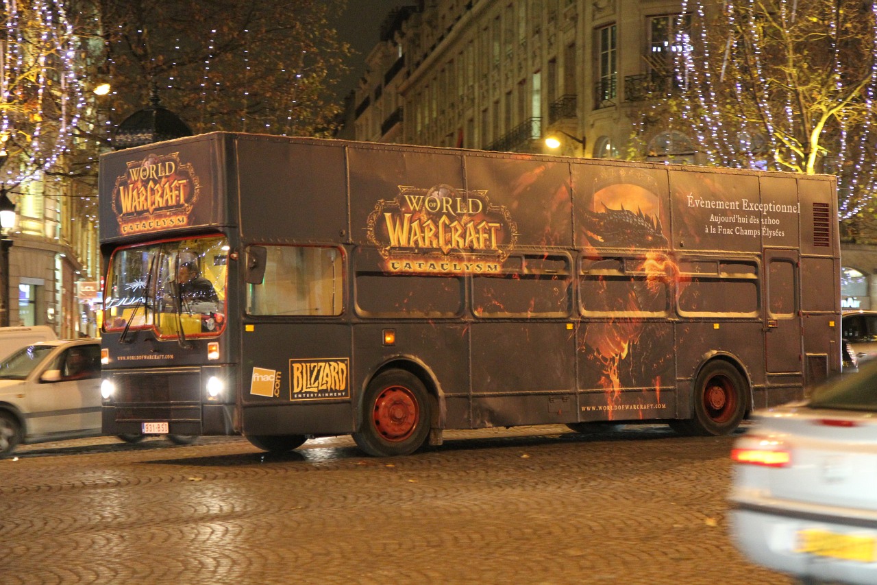 Sortie de World of Warcraft: Cataclysm aux Champs-Elysées.