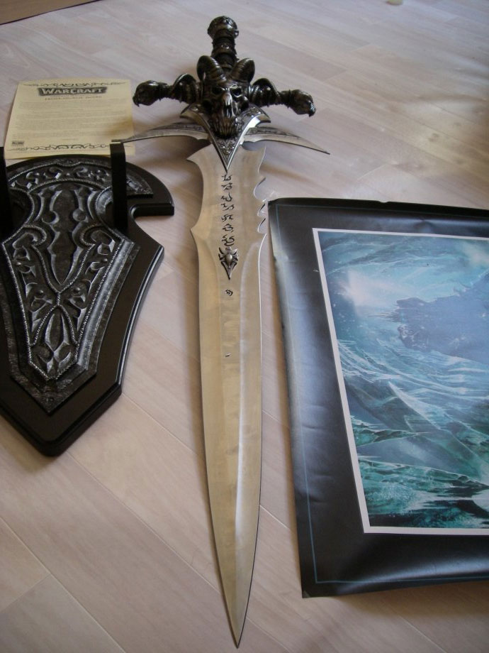 Photo de l'épée Frostmourne (Deuillegivre) réalisée par Epic Weapons. Image de Fabien.